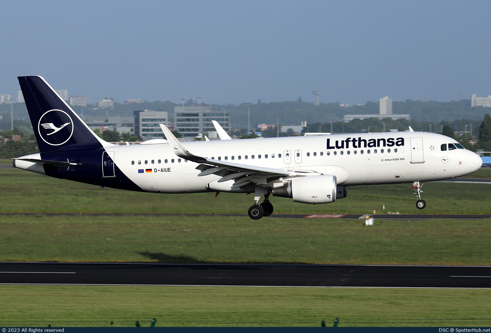 Photo of D-AIUE - Airbus A320-214 operated by Lufthansa