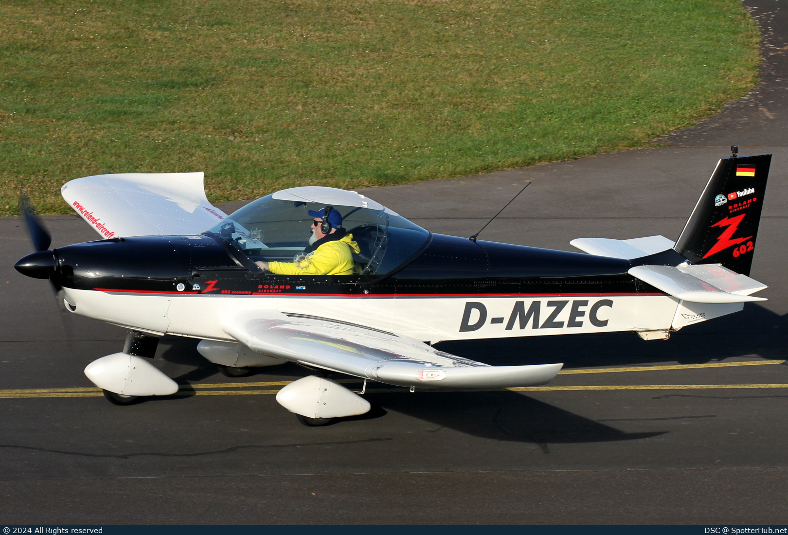 Photo of D-MZEC - Roland Z-602 operated by Private