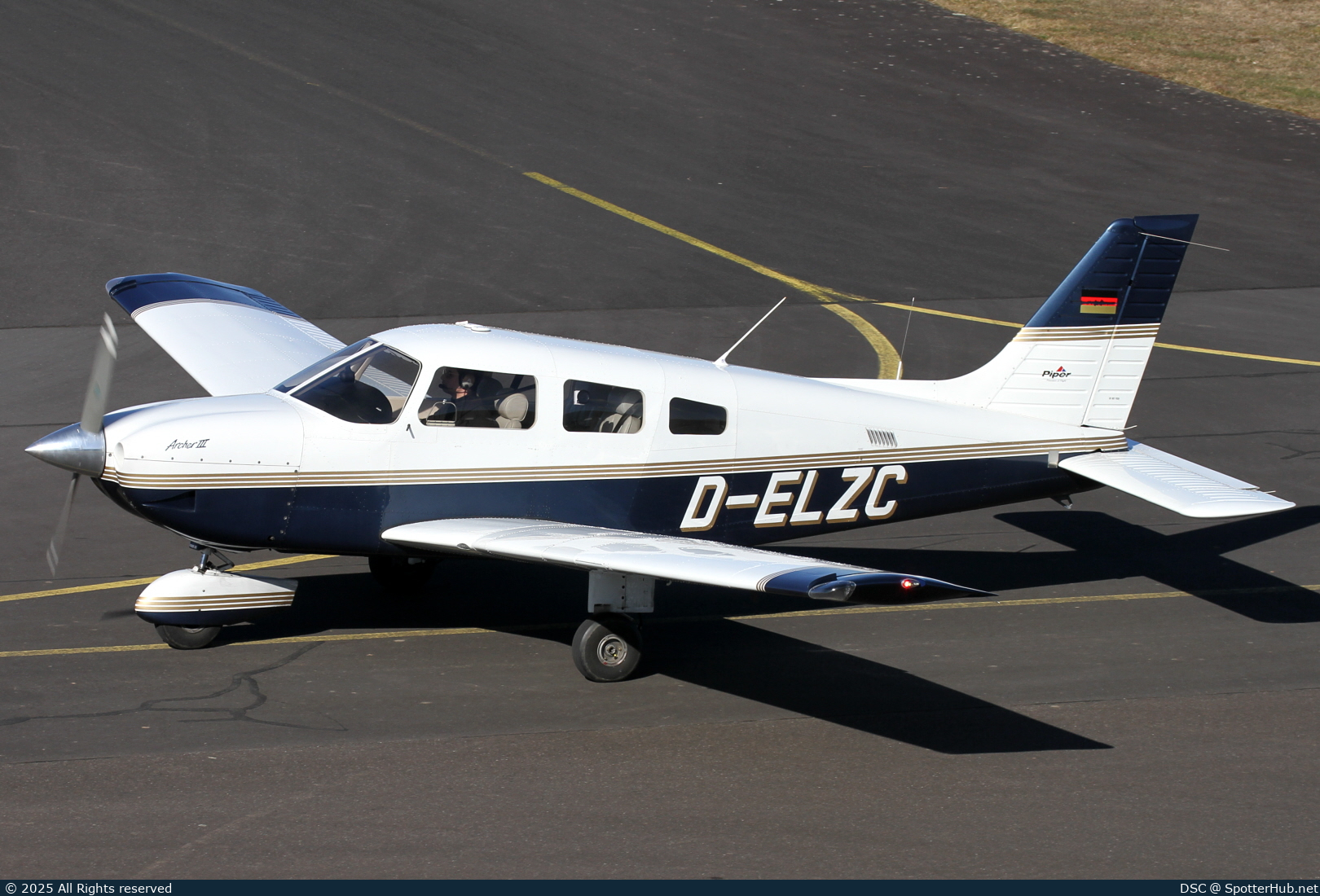 Photo of D-ELZC - Piper PA-28-181 Archer III operated by FVL Frankfurter Verein für Luftfahrt