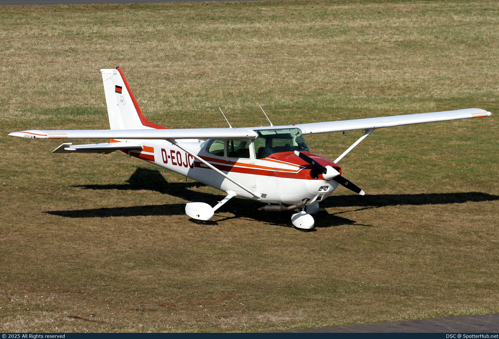 Photo of D-EOJC - Cessna 172P Skyhawk II operated by Luftsportverein Eschendorf
