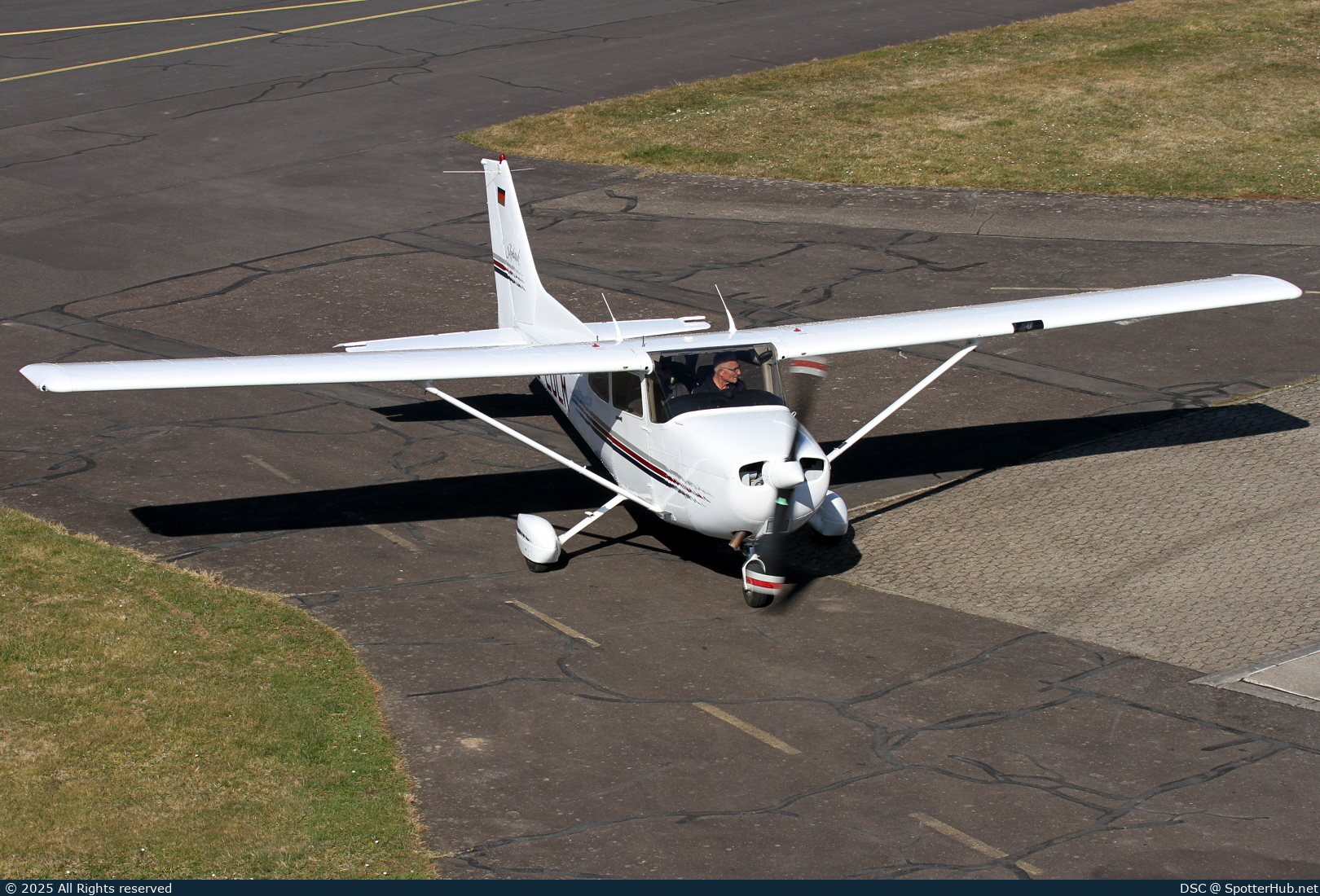 Photo of D-EOLM - Cessna 172R Skyhawk operated by Private