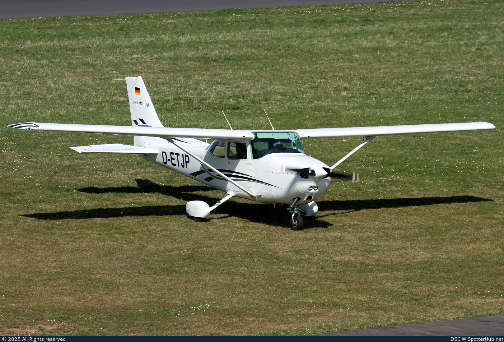 Photo of D-ETJP - Cessna 172P Skyhawk operated by JP Motorflugschule