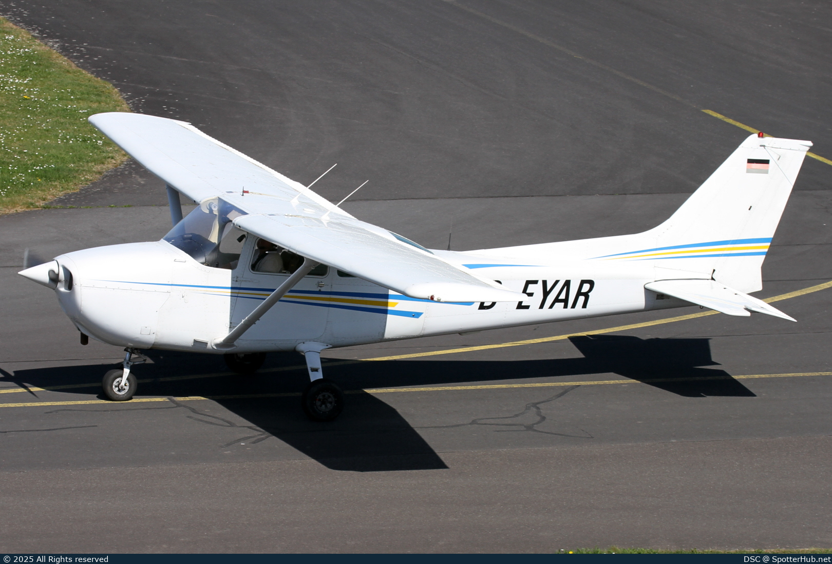 Photo of D-EYAR - Cessna 172P Skyhawk operated by Luftfahrtverein Essen