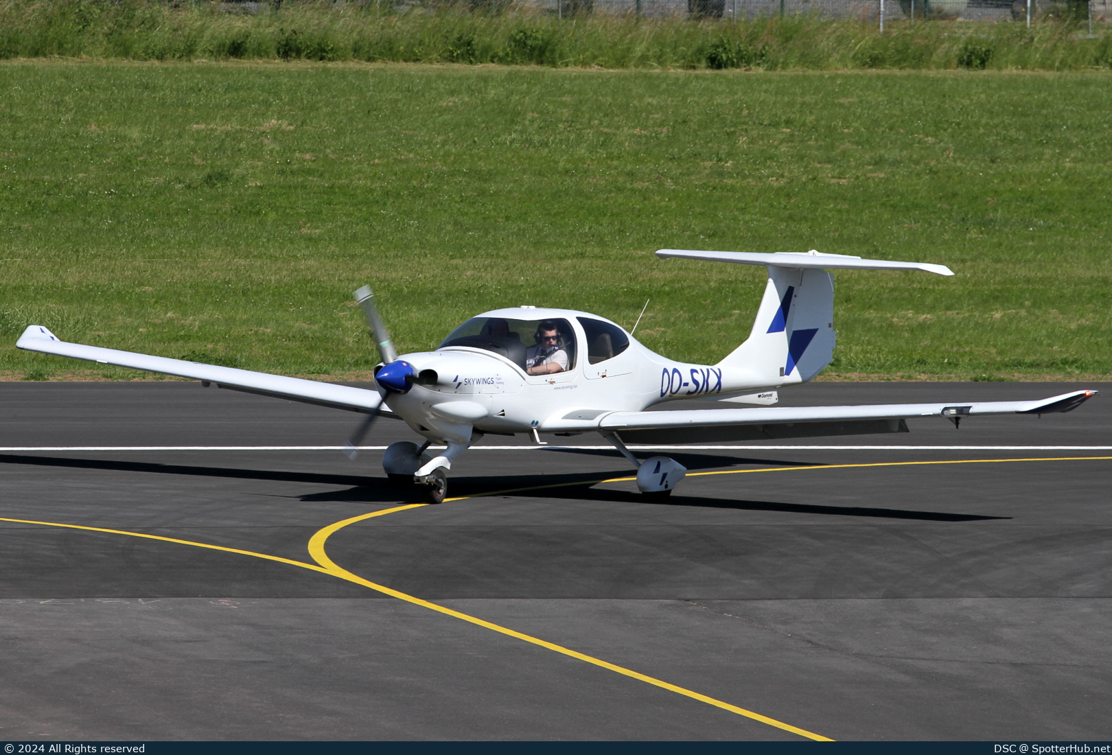 Photo of OO-SKX - Diamond DA40 Diamond Star TDI operated by Skywings Flight Training