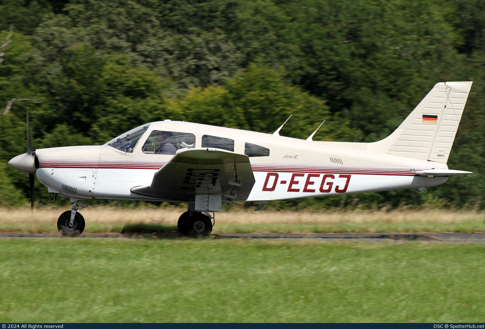 Photo of D-EEGJ - Piper PA-28-181 Archer II operated by Private