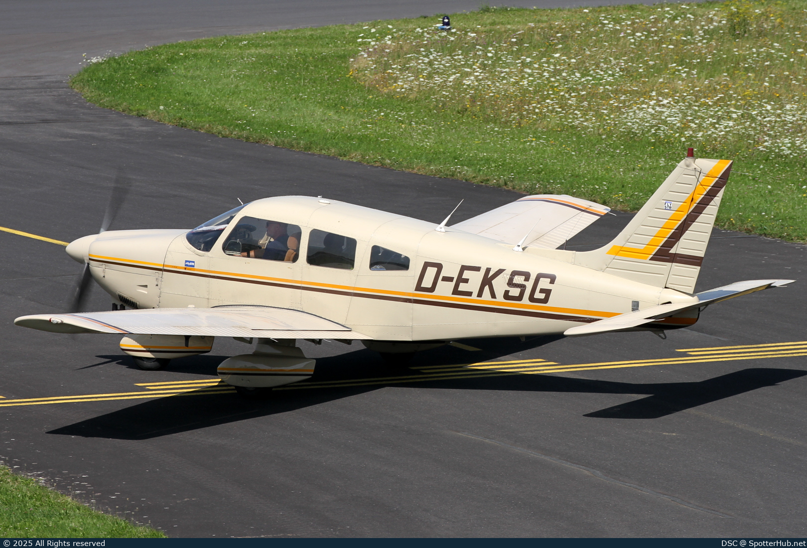 Photo of D-EKSG - Piper PA-28-181 Archer II operated by Flugsportgruppe NN 1296
