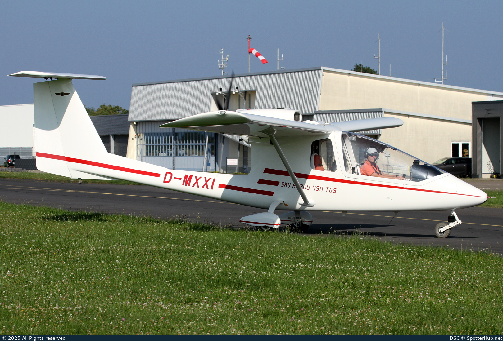 Photo of D-MXXI - 3I Sky Arrow 450 TGS operated by Private