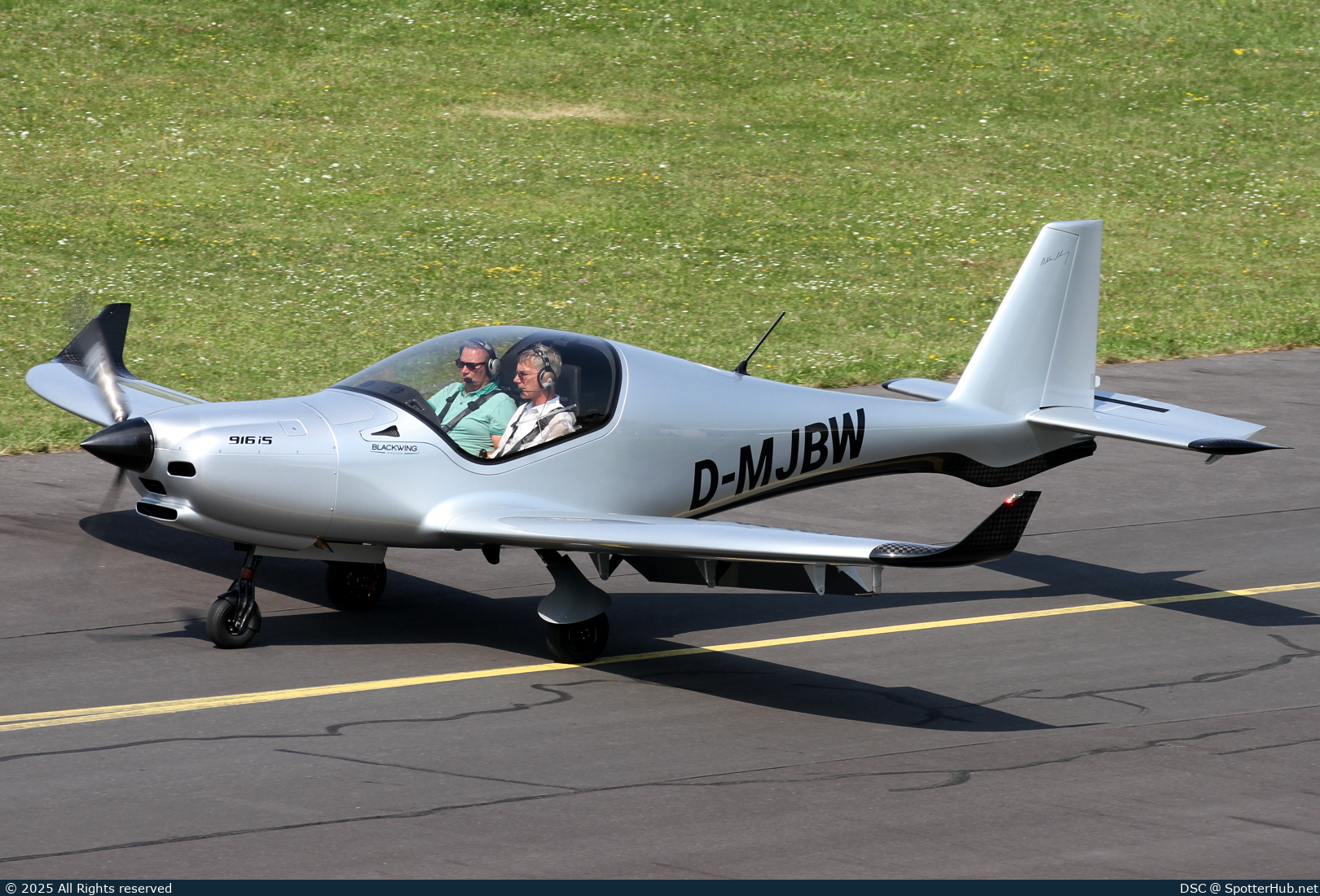 Photo of D-MJBW - Blackwing Sweden 650 RG operated by Private