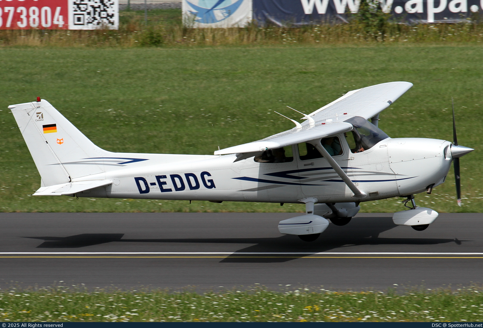 Photo of D-EDDG - Cessna 172S Skyhawk SP operated by Luftfahrtvereinigung Greven