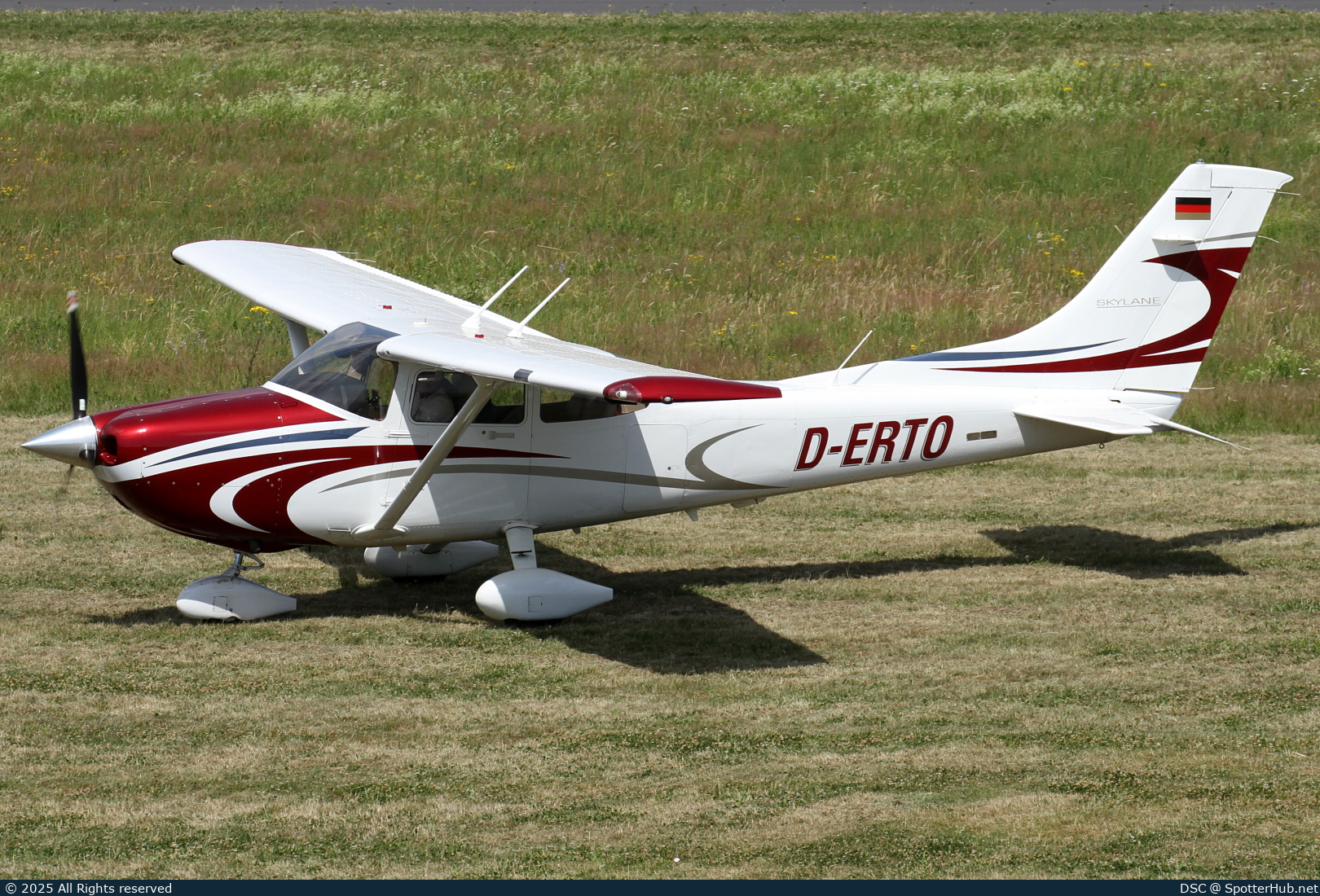 Photo of D-ERTO - Cessna 182T Skylane operated by Private
