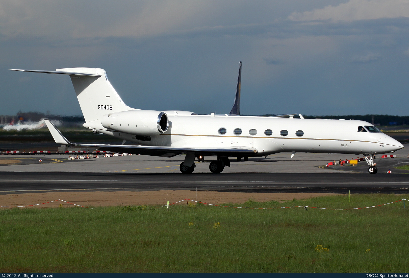 Photo of 99-0402 - Gulfstream C-37A operated by US Air Force