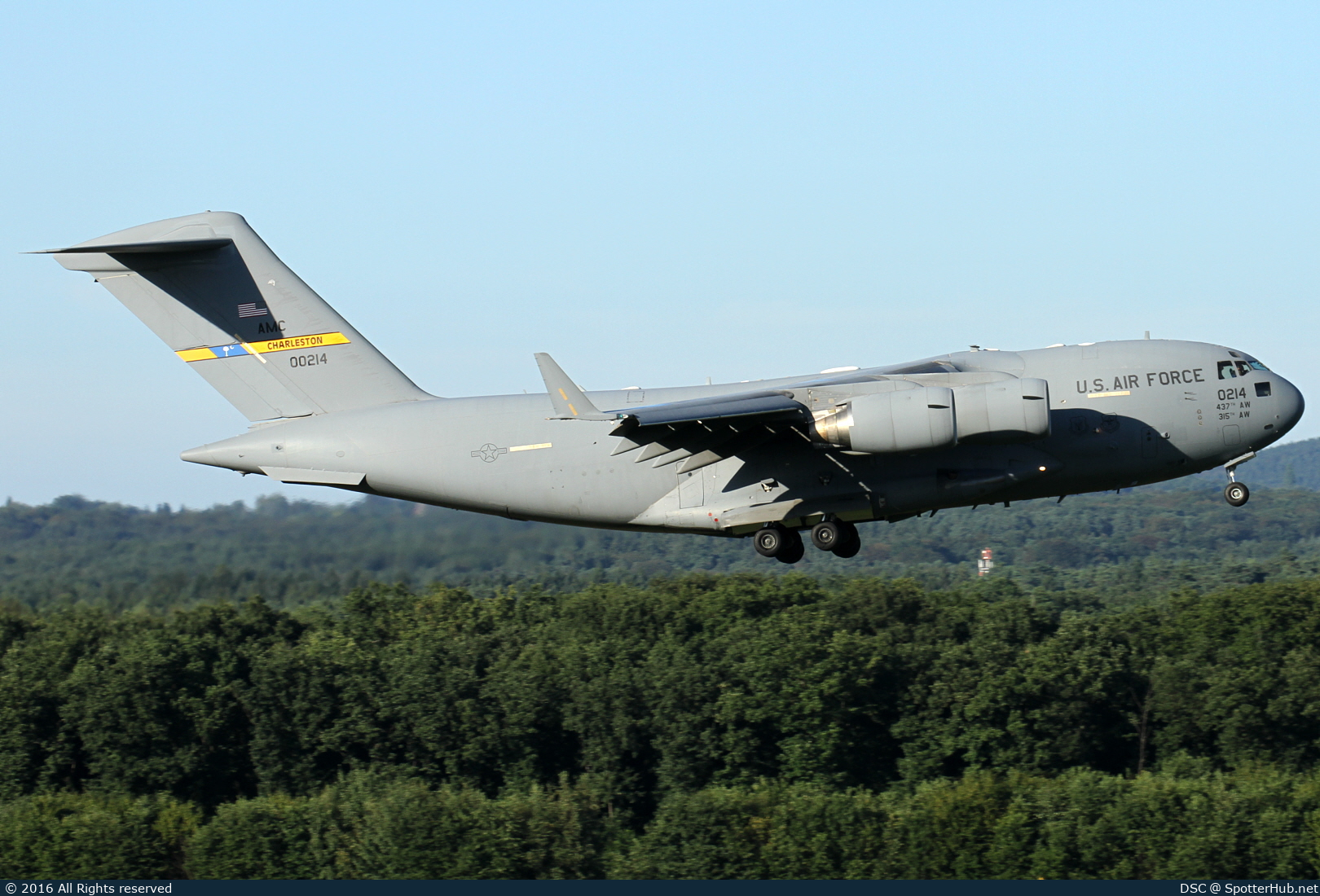 Photo of 10-0214 - Boeing C-17A Globemaster III operated by US Air Force