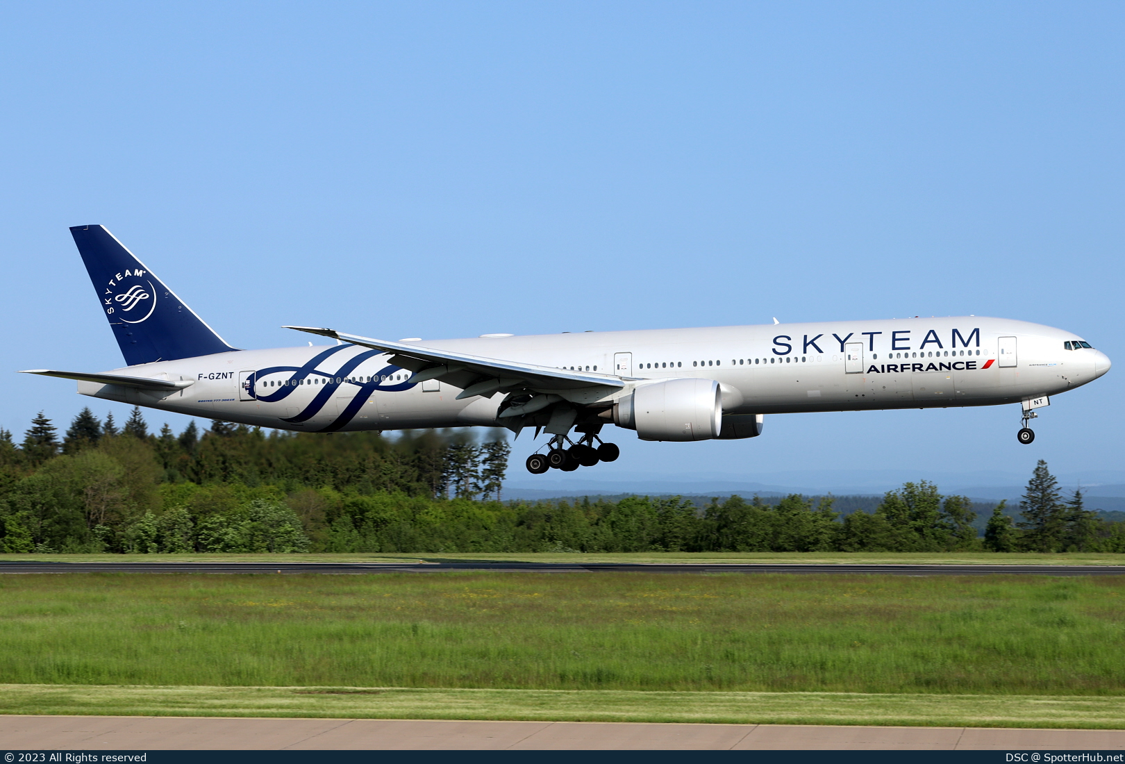 Photo of F-GZNT - Boeing 777-328(ER) operated by Air France