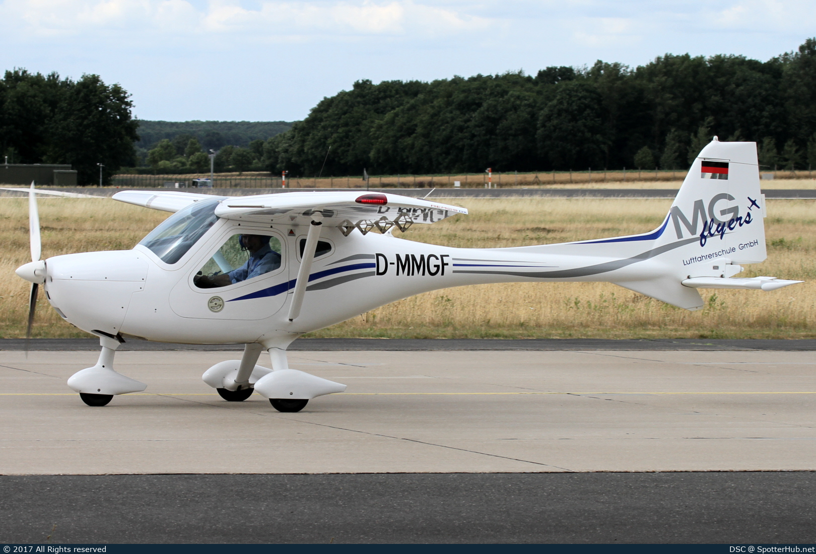 Photo of D-MMGF - Remos GX operated by MG flyers