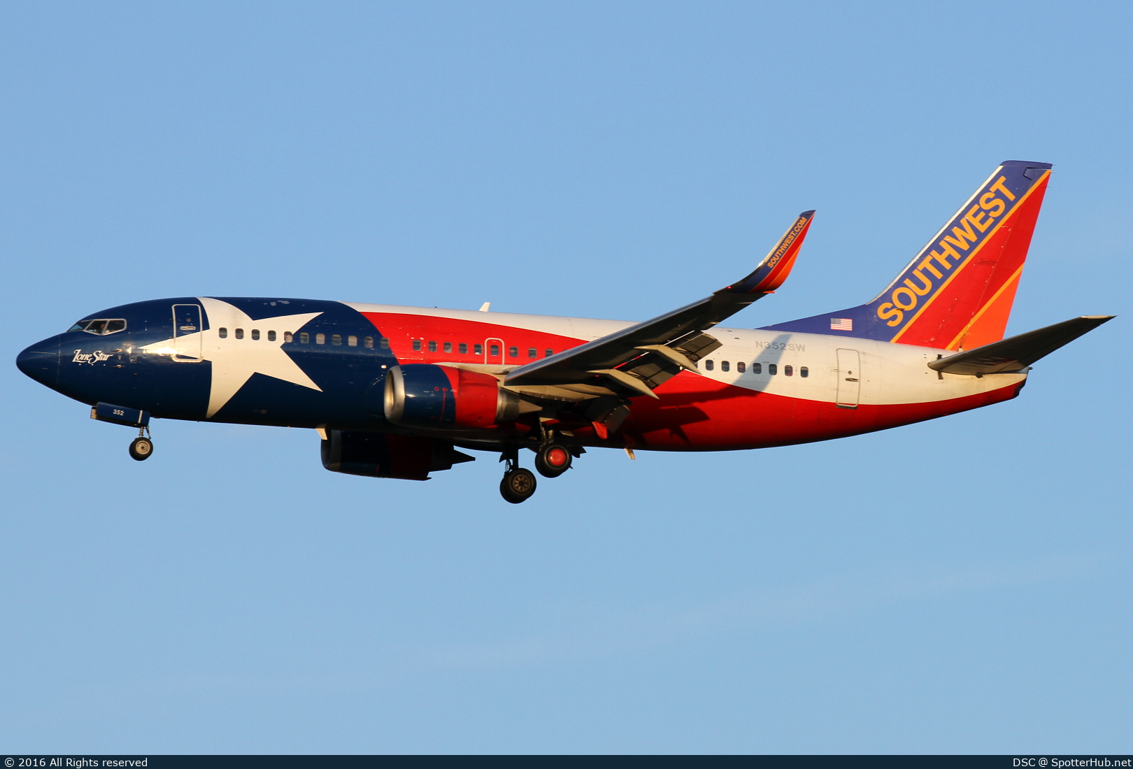 Photo of N352SW - Boeing 737-3H4 operated by Southwest Airlines