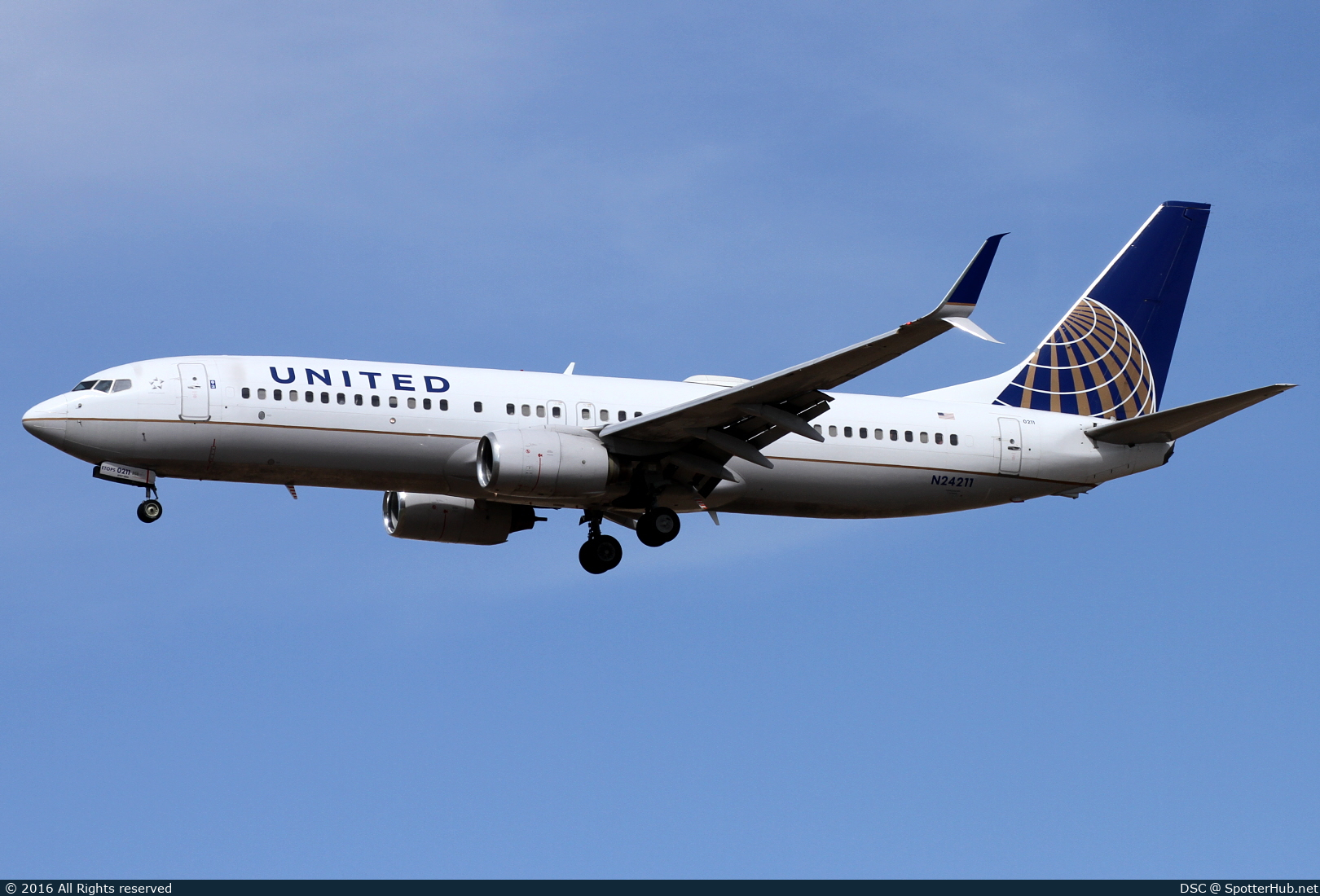 Photo of N24211 - Boeing 737-824 operated by United Airlines