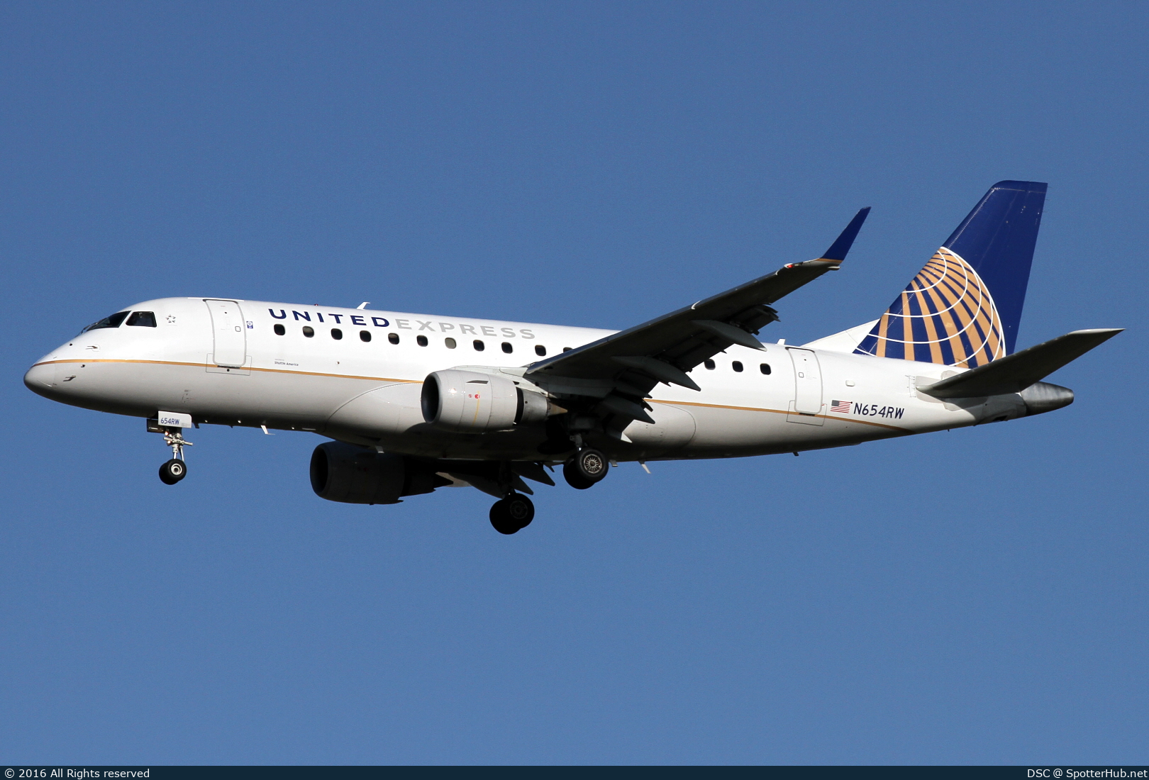 Photo of N654RW - Embraer ERJ-170SE operated by United Express (opb Republic Airways)