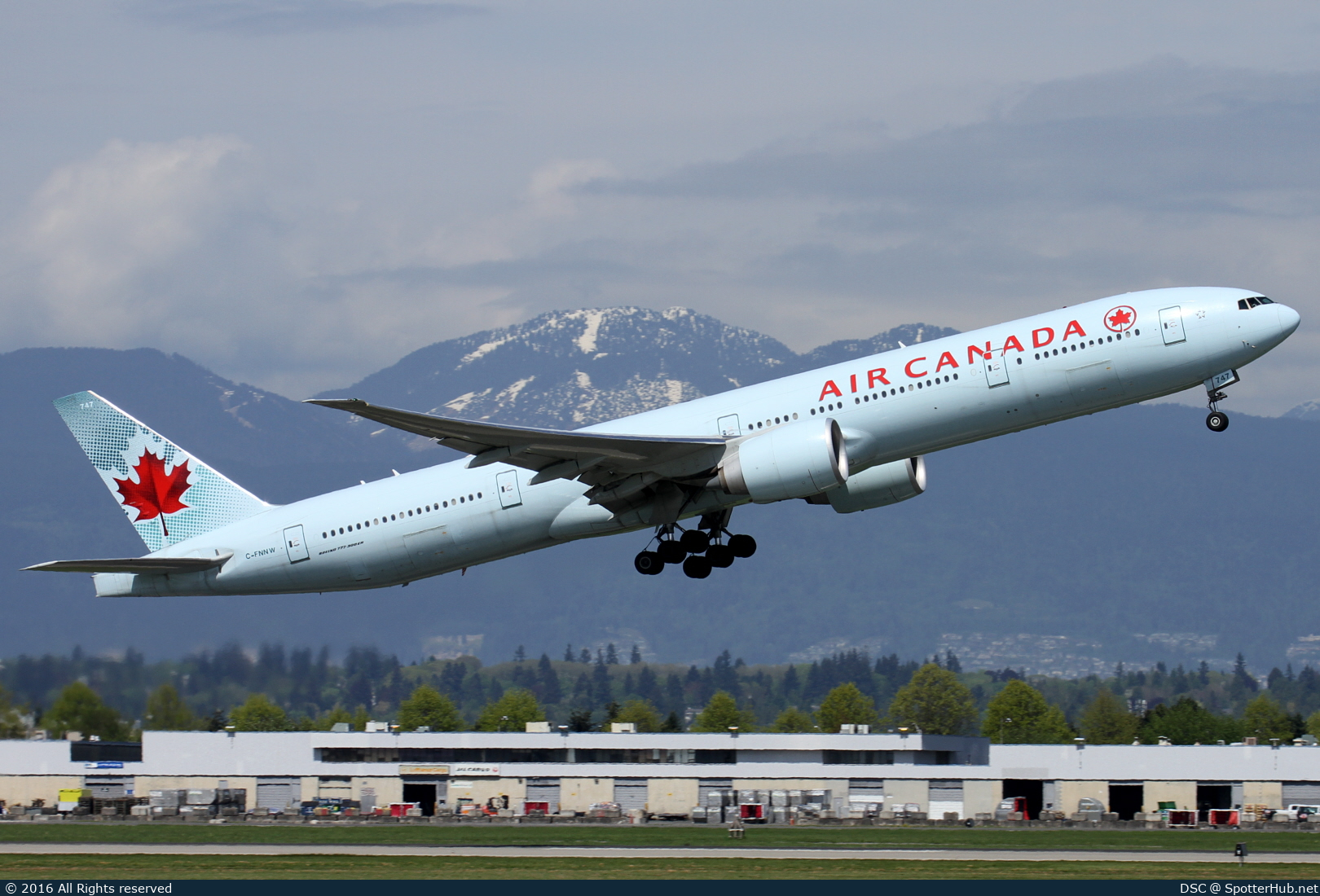 Photo of C-FNNW - Boeing 777-333(ER) operated by Air Canada