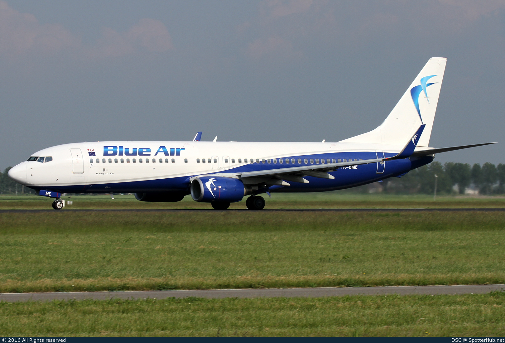 Photo of YR-BME - Boeing 737-86N operated by Blue Air