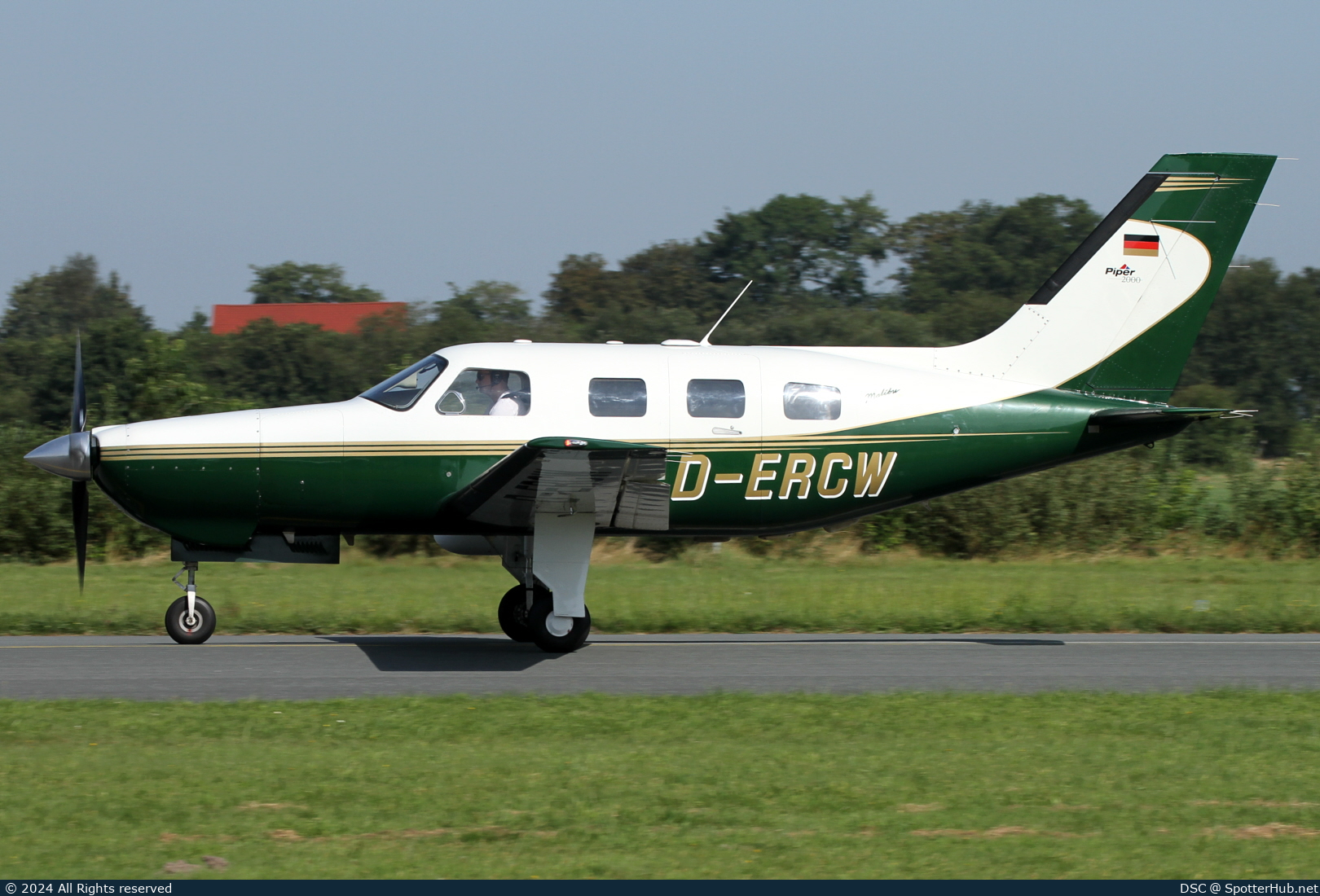 Photo of D-ERCW - Piper PA-46-350P Malibu Mirage operated by Private