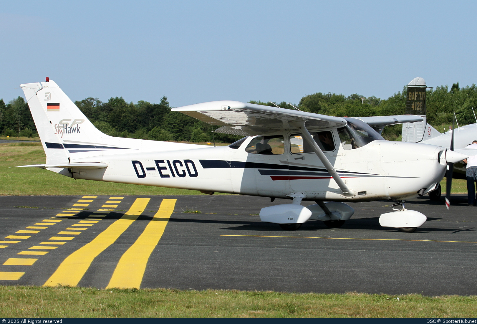 Photo of D-EICD - Cessna 172S Skyhawk SP operated by Aero-Club Diepholz