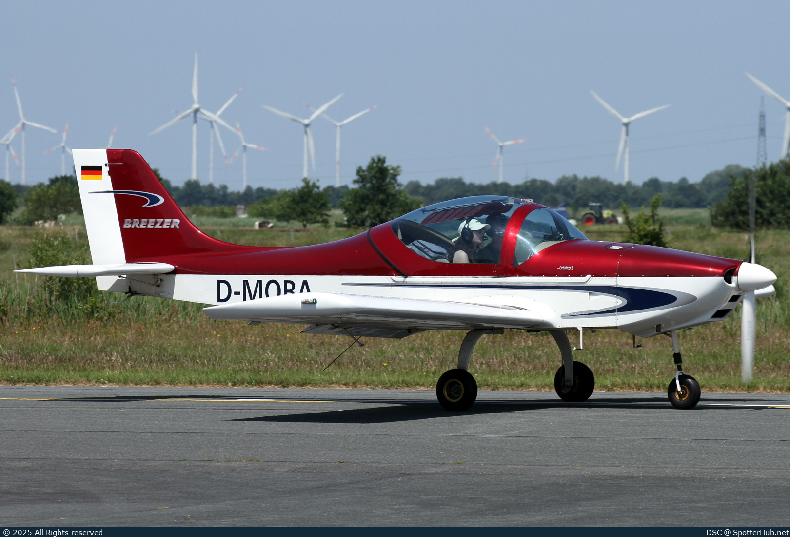 Photo of D-MQBA - Breezer B400 operated by Private