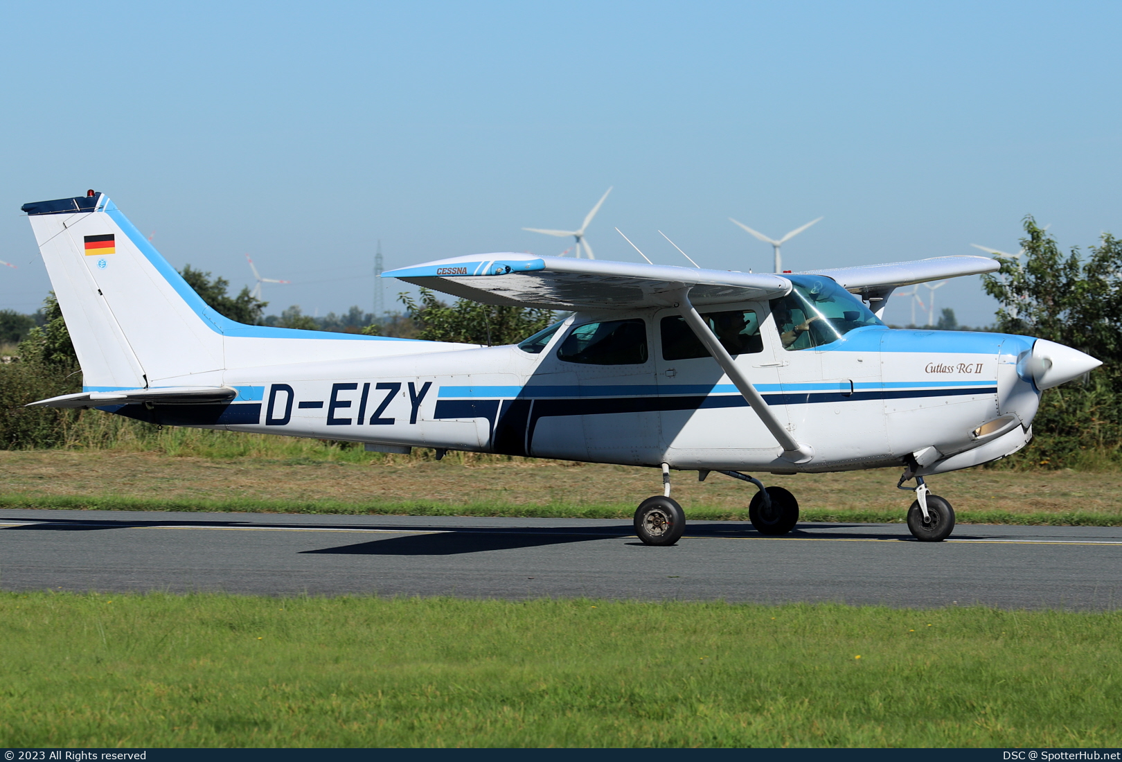 Photo of D-EIZY - Cessna 172RG Cutlass RG II operated by Flugschule Phoenix Bodensee