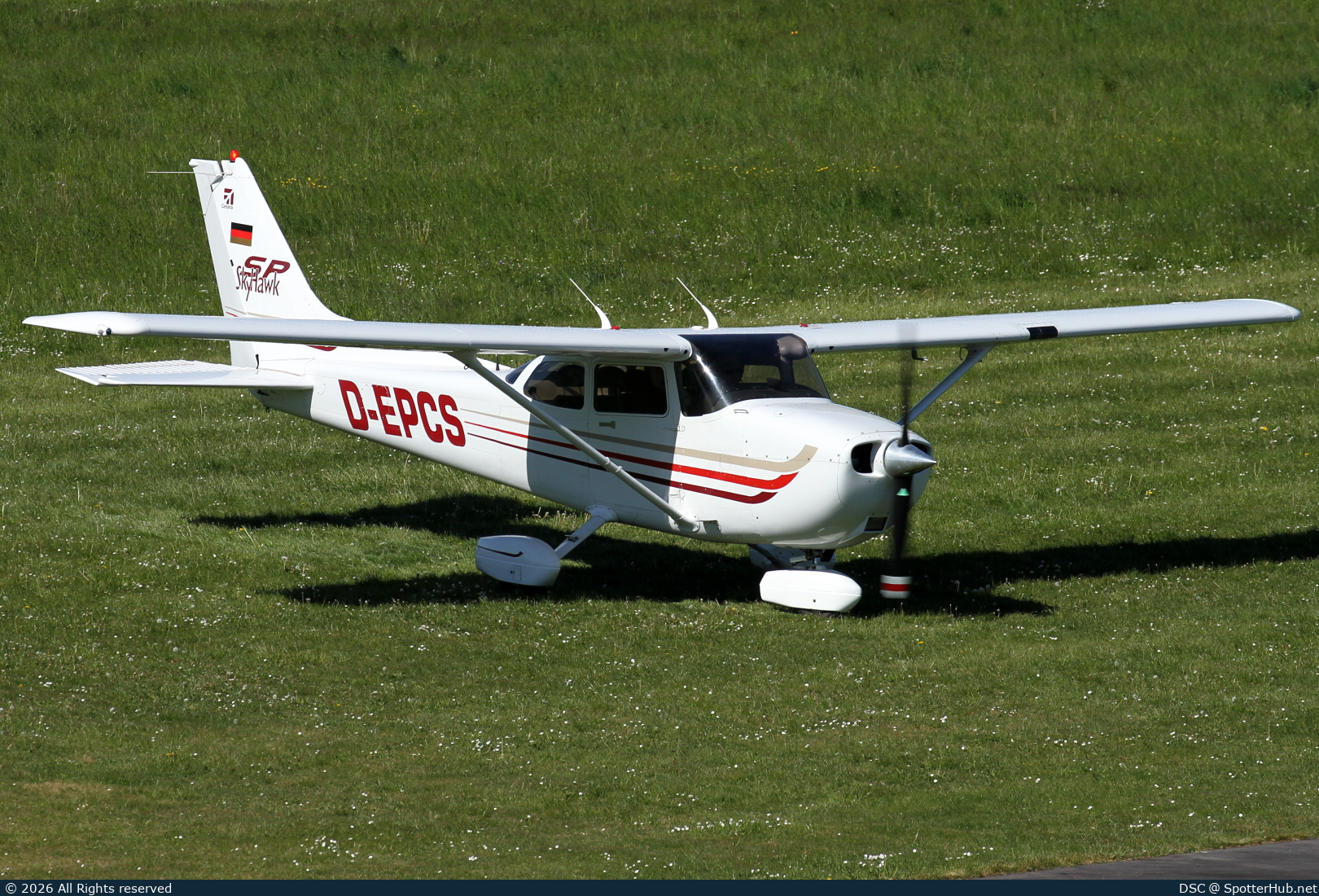 Photo of D-EPCS - Cessna 172S Skyhawk SP operated by Private