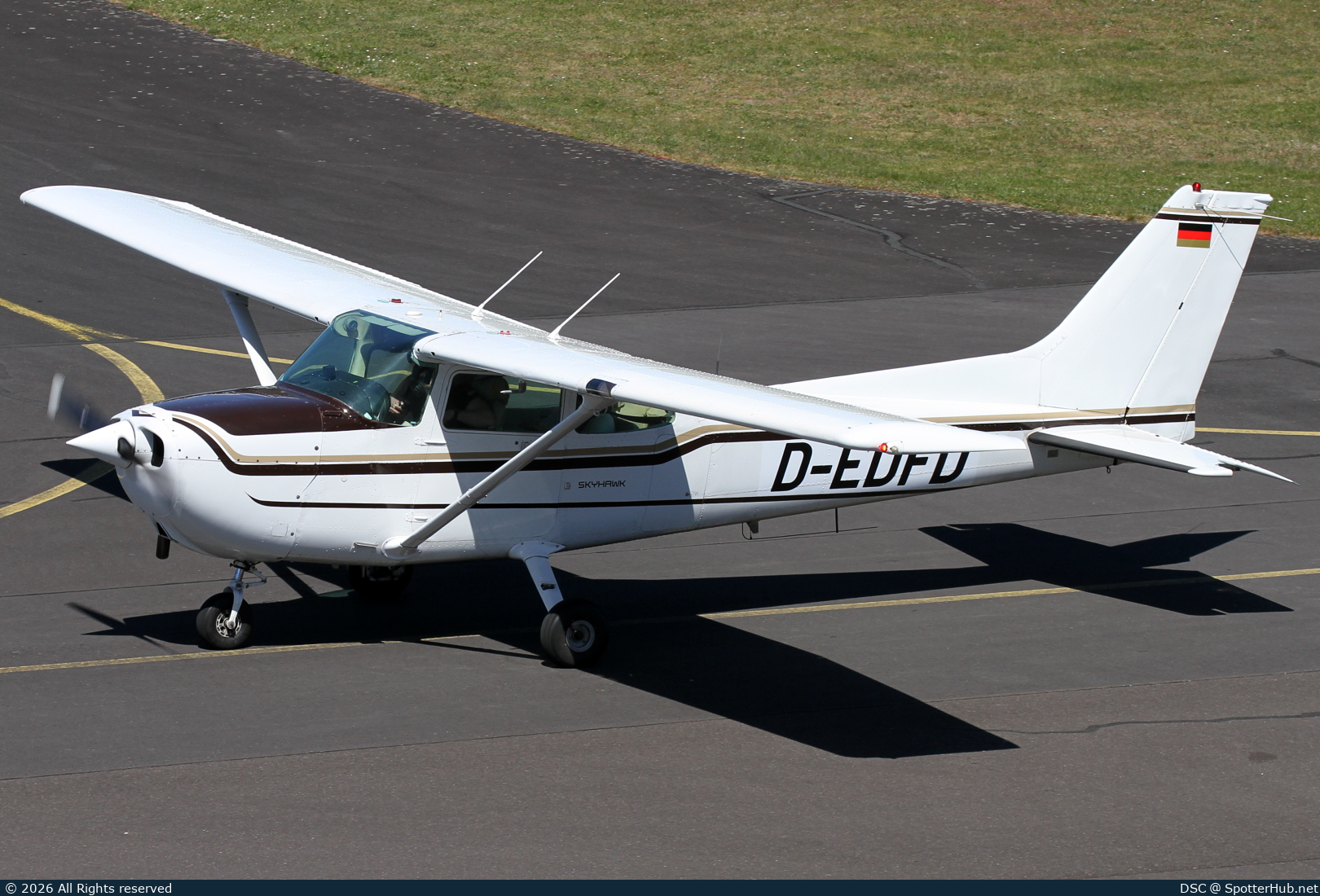 Photo of D-EDFD - Cessna 172P Skyhawk II operated by Darmstadt Flying Club