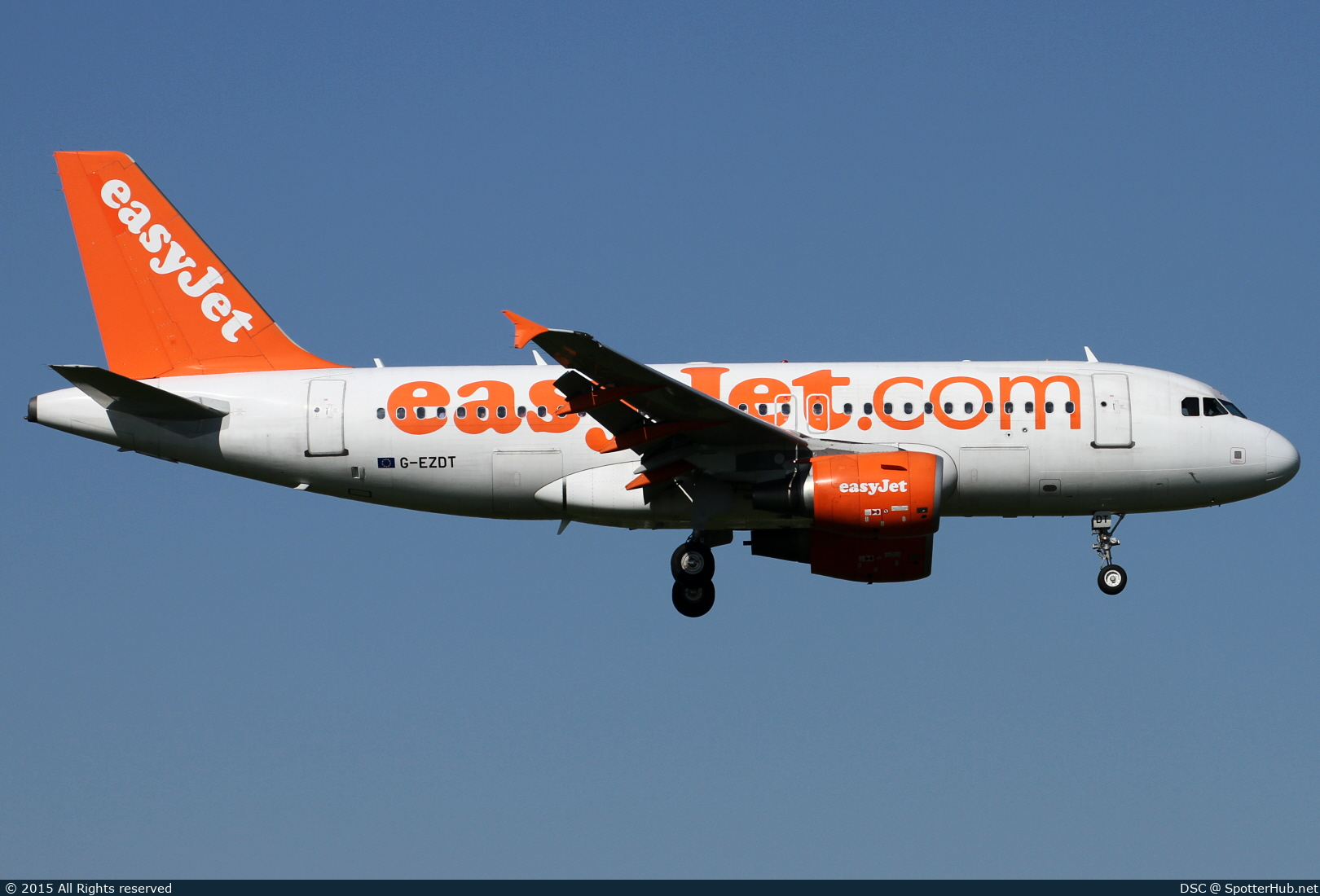 Photo of G-EZDT - Airbus A319-111 operated by easyJet