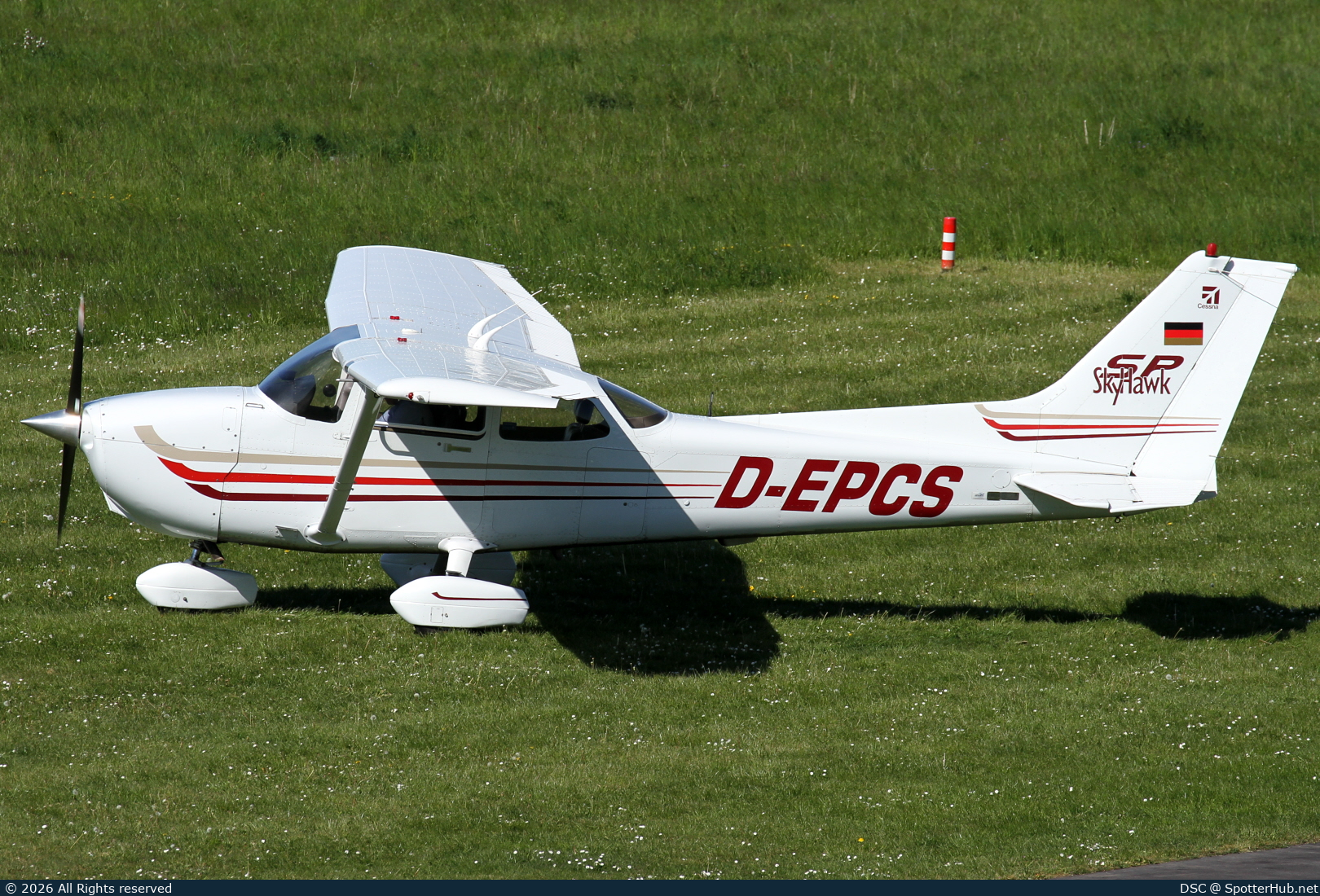 Photo of D-EPCS - Cessna 172S Skyhawk SP operated by Private