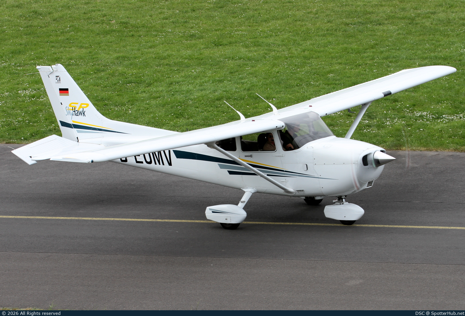 Photo of D-EOMV - Cessna 172S Skyhawk SP operated by Motorflug Münster