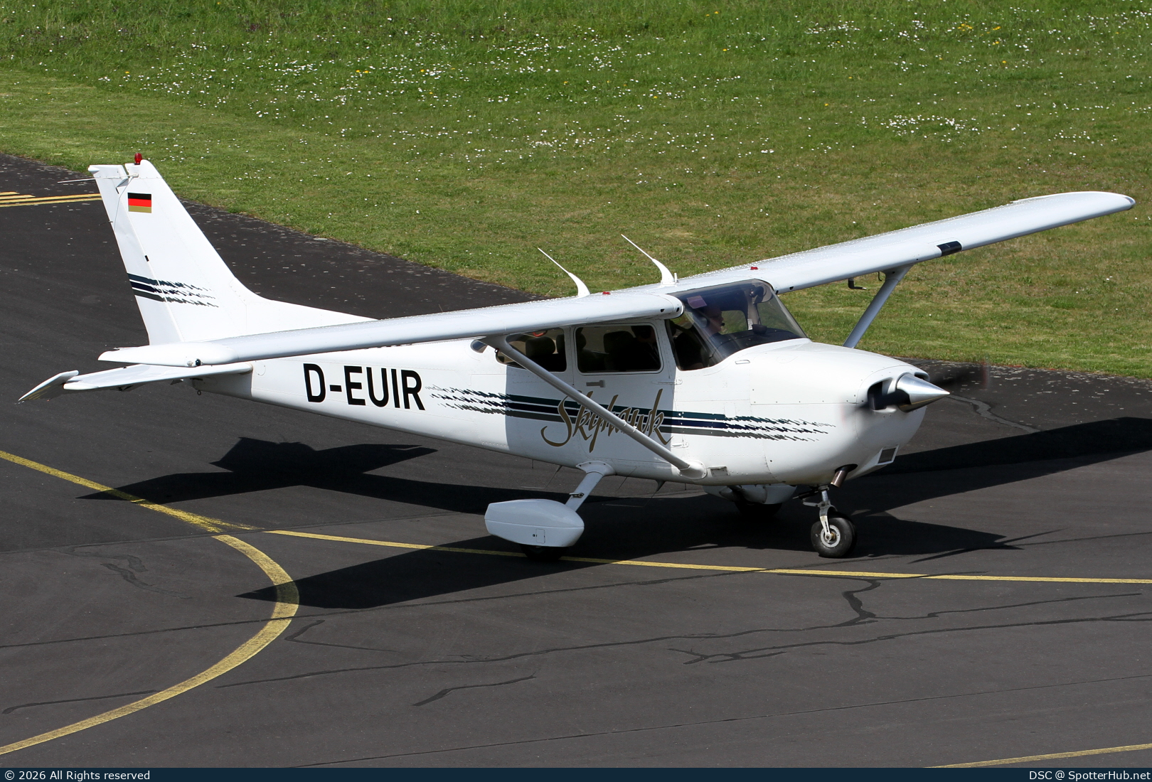 Photo of D-EUIR - Cessna 172R Skyhawk operated by Luftsportverein Bad Neuenahr-Ahrweiler