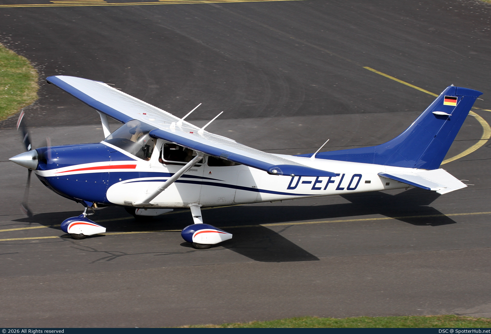 Photo of D-EFLO - Cessna 182T Skylane operated by Private