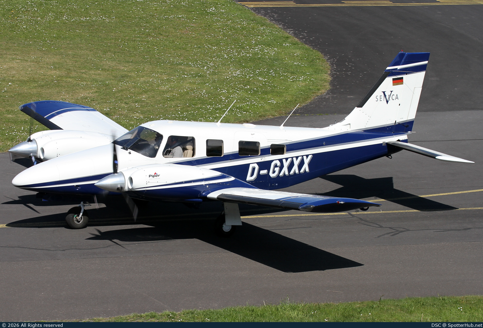 Photo of D-GXXX - Piper PA-34-220T Seneca V operated by Private