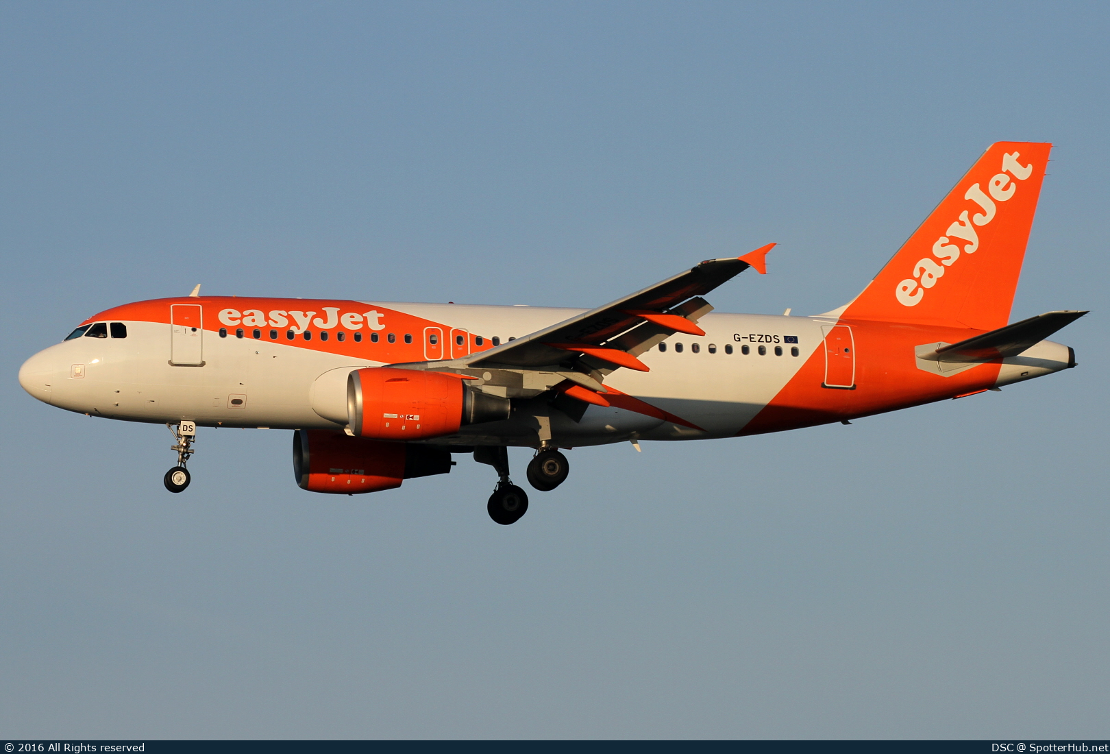 Photo of G-EZDS - Airbus A319-111 operated by easyJet