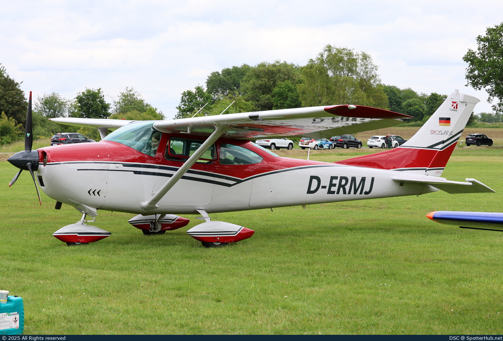Photo of D-ERMJ - Cessna 182J Skylane operated by Private