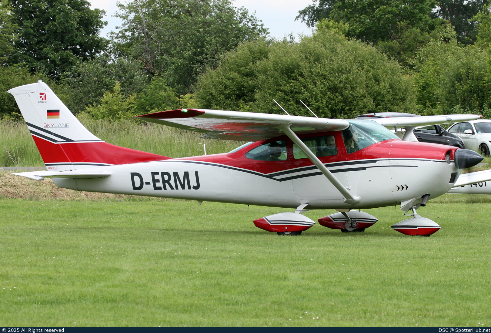 Photo of D-ERMJ - Cessna 182J Skylane operated by Private