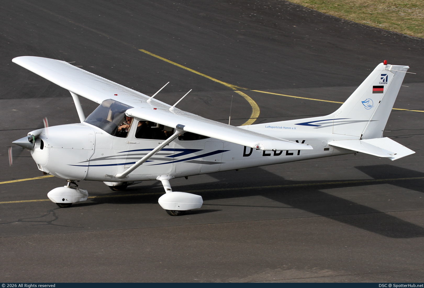 Photo of D-EDLY - Cessna 172S Skyhawk SP operated by Luftsportclub Hamm