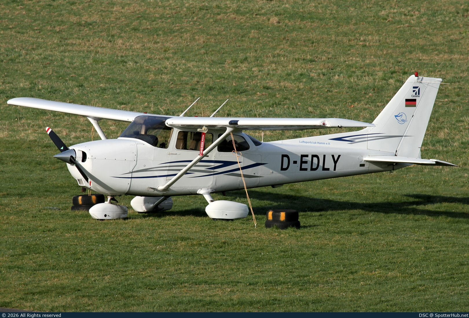 Photo of D-EDLY - Cessna 172S Skyhawk SP operated by Luftsportclub Hamm