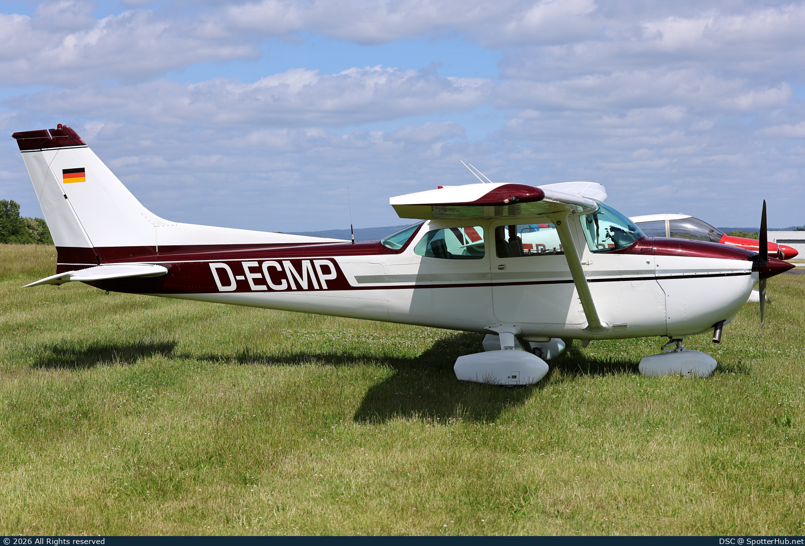 Photo of D-ECMP - Cessna 172N Skyhawk operated by AT Aviation Services