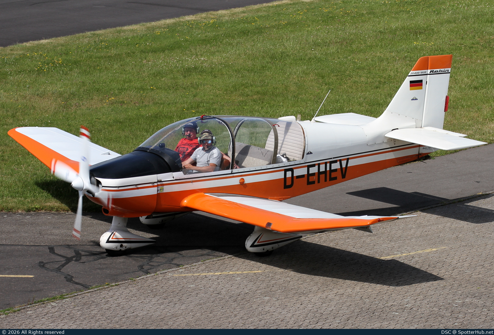 Photo of D-EHEV - Robin DR400/180R Remorqueur operated by Private