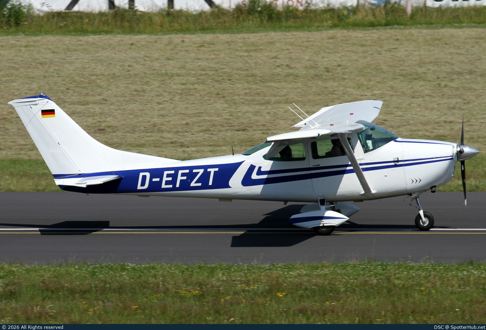 Photo of D-EFZT - Cessna 182K Skylane operated by Private