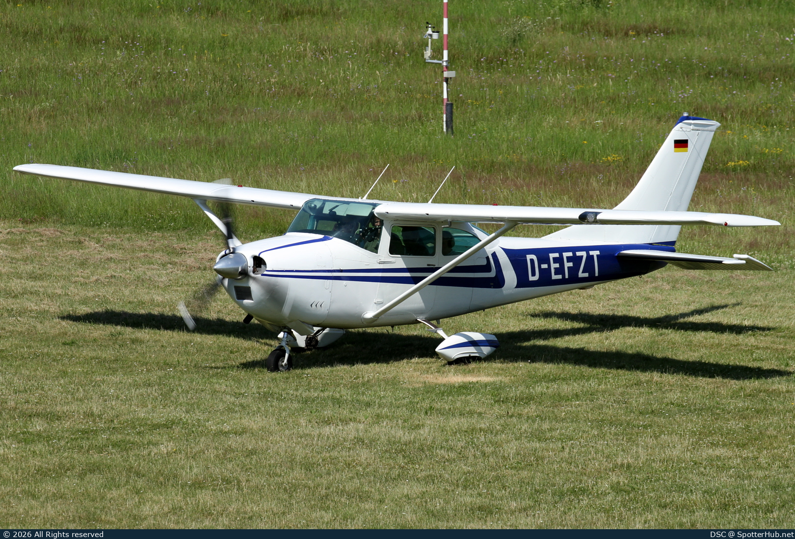 Photo of D-EFZT - Cessna 182K Skylane operated by Private