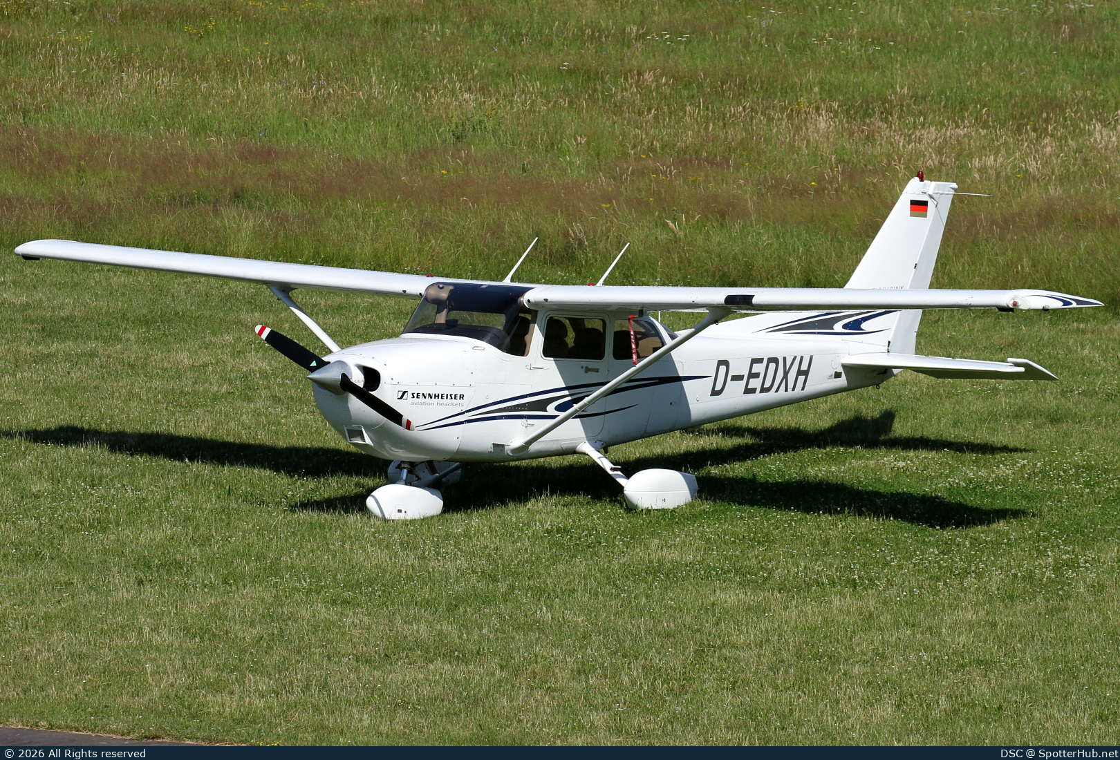 Photo of D-EDXH - Cessna 172S Skyhawk SP operated by Flugschule Ardex