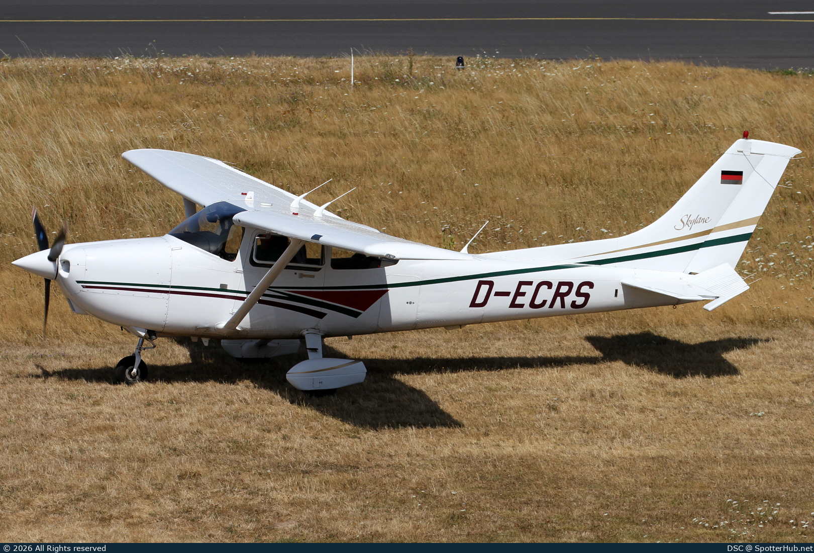 Photo of D-ECRS - Cessna 182S Skylane operated by Private
