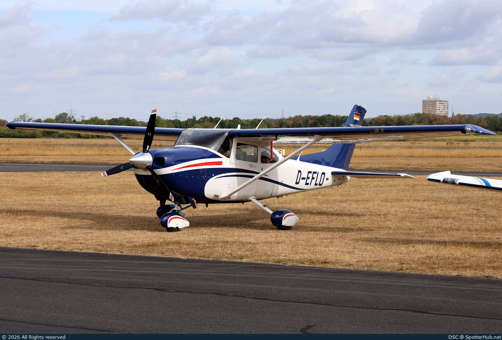 Photo of D-EFLO - Cessna 182T Skylane operated by Private