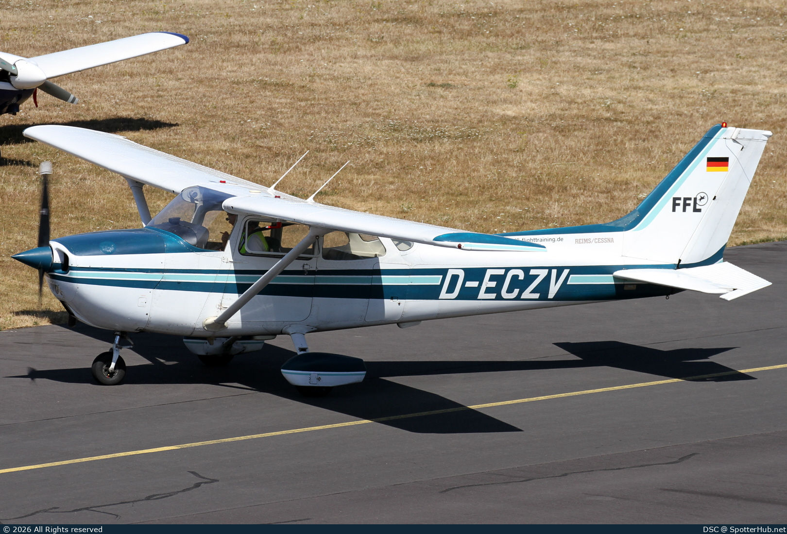 Photo of D-ECZV - Reims-Cessna F172M Skyhawk operated by FFL Flugschule