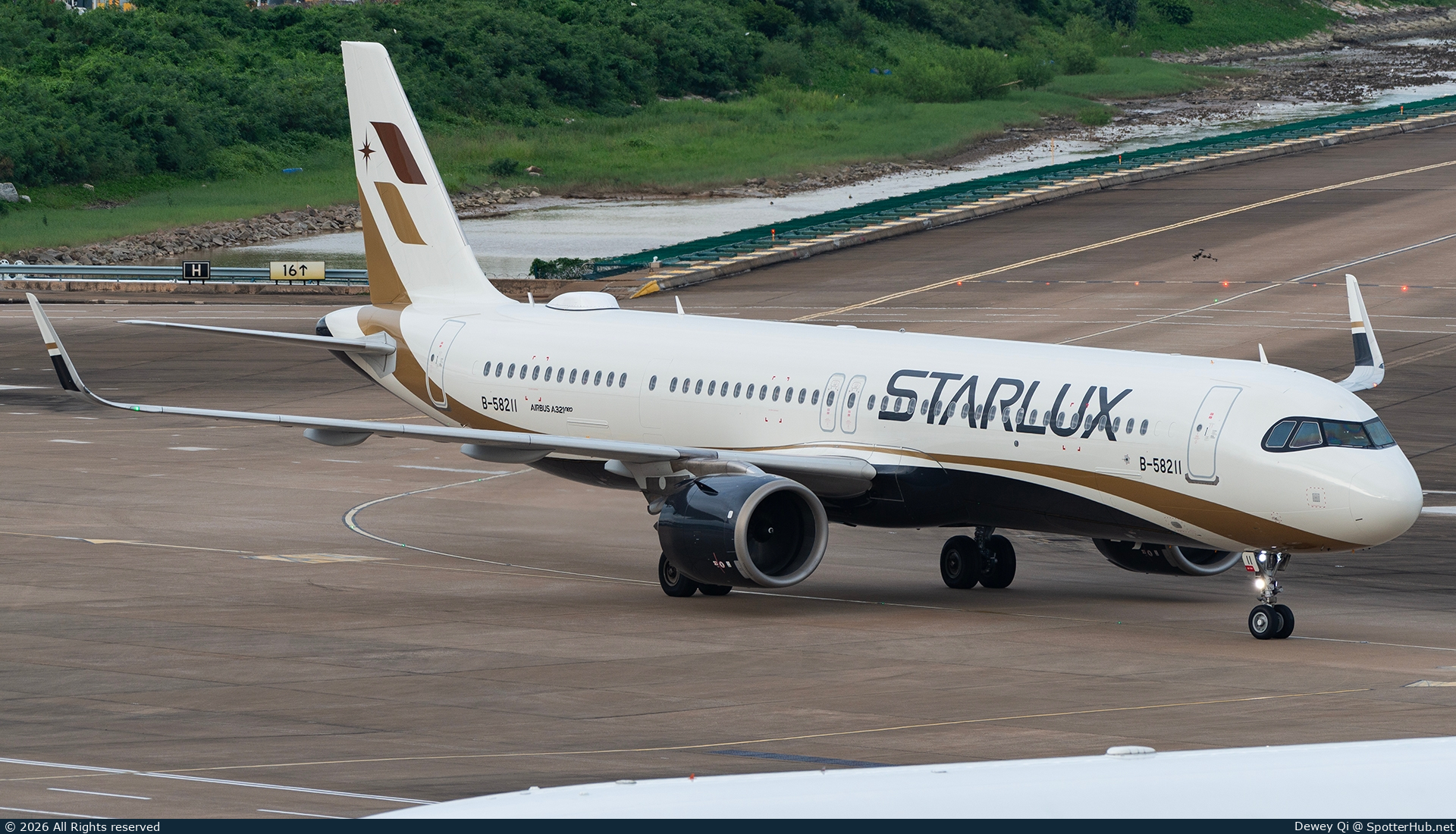 Photo of B-58211 - Airbus A321-252NX operated by Starlux