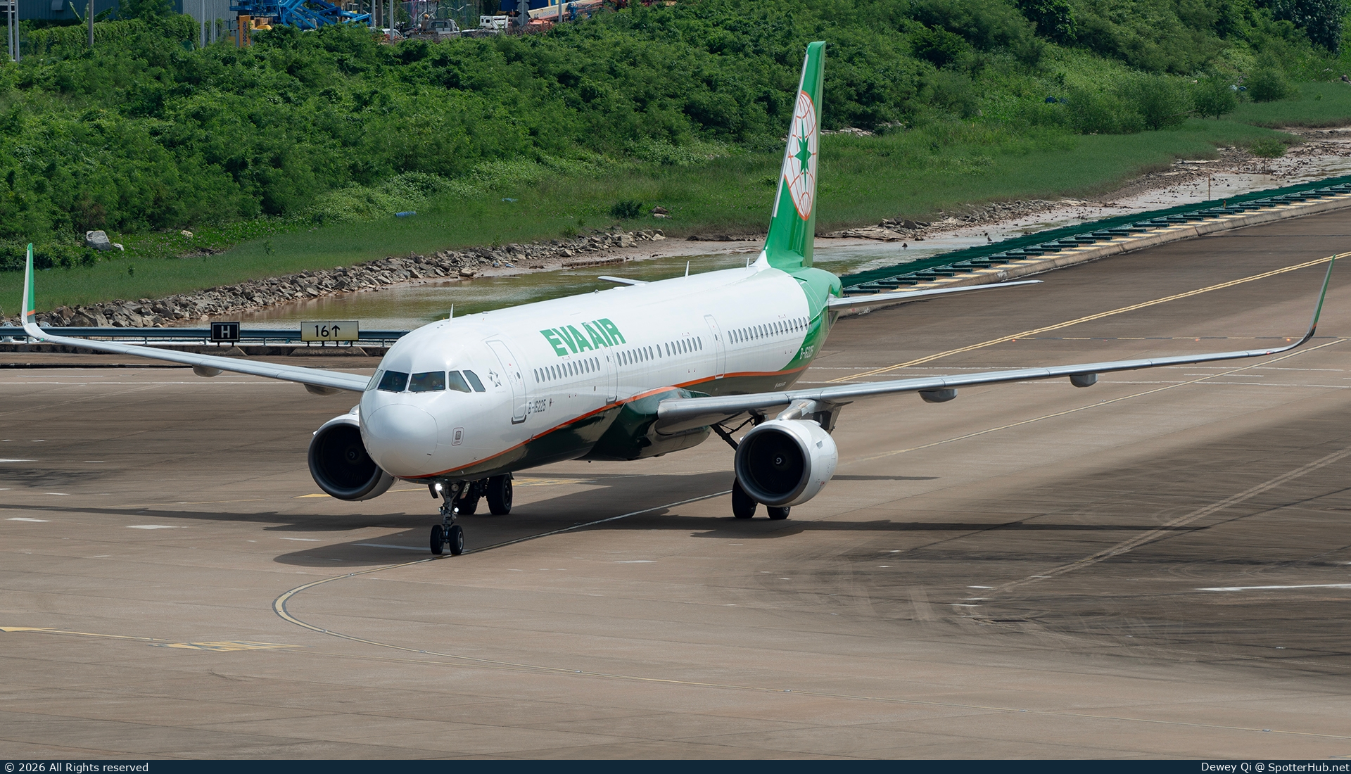 Photo of B-16225 - Airbus A321-211 operated by EVA Air
